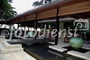 Asien, Singapur, Sentosa Island, stilvolles Sentosa Spa Hotel, Gourmet-Restaurant,
Geschmack, Luxus, Japanische Architektur, Innendekoration, Swiss F & B Manager
Design, Wellness-Behandlung, Spa, Pool, Panorama-Aussicht auf den Sonnenuntergang im Hafen. 

Asia, Singapore, Sentosa Island and Sentosa Spa Resort Hotel with a fine dining restaurant with a swiss f & b chef Mr. Urs Solenthaler.  Panoramic view to Singapore’s harbour at sunset through the lush green bush vegetation. 
