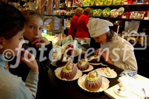 Grosse Kinderaugen. Da läuft einem das wasser im Mund zusammen angesichts der leckeren und von Hand verzierten süssen Kunstwerke für die Oster-Feiertage. In der Confiserie Sprüngli wird noch von Hand dekoriert. Leckere Osterhasen, Torten, Kuchen und Gebäck aus Meisterhand und allerfeinster Schweizer Schokolade gibt es in der berühmten Confiserie zu geniessen und zu kaufen. Eastern in Switzerland: Zürich-City, Paradeplatz, financial district: the legendary Confiserie Sprüngli offers it's guests the finest swiss chocolate and delicious chocolate-bunnies. 