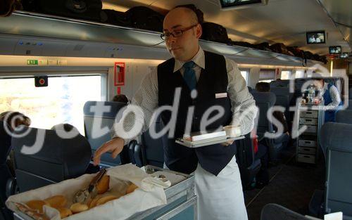 First Class Service on board of Renfe fast trains. Erste Klasse Service in den Hochgeschwindigkeitszügen von RENFE