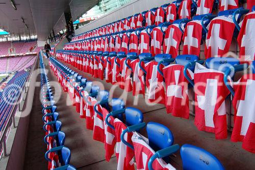 Schweizer Flaggen auf der Ehrentribune im St. Jakobsstadion kurz vor dem blamablen Uefa Euro 08 vorbereitungsspiel im St. Jakpbsstadion