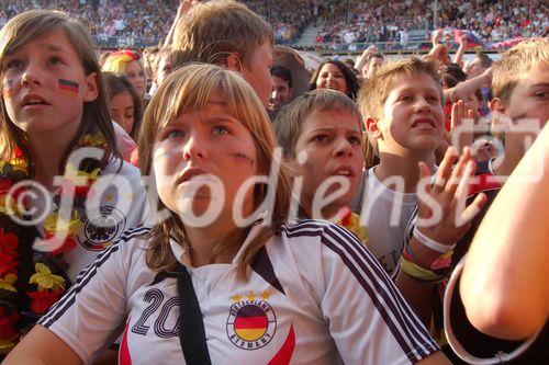 Schockierte Deutsche Fans und Zuschauer in der public viewing arena von Zürich als beim Spiel gegen die Kroaten in Klagenfurt und die Deutsche NAtionalelf eine Niederlagen einstecken musste