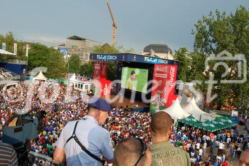 Spotter beobachten die Hooligans in der Fussballarena und public viewing zone. Die Delta-Truppe verhaftet dann die potentiellen und ausgeschriebenen Gewalttäter.