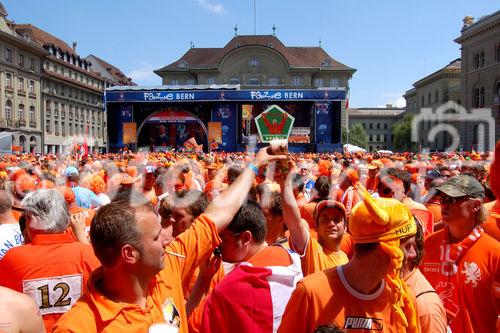 Tausende von Holländischen Fussballfans strömen zu zur Euro 2008 Fanmeile auf den Bundesplatz. Thousands of dutch footballfans are on their way to the public viewing zone in Bern