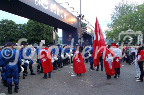 Zürcher Polizei im Grosseinsatz an der euro 2008 bei der Fanzone am Bellevue. Davor türkische und Schweizer Fussballfans die Einlass begehren