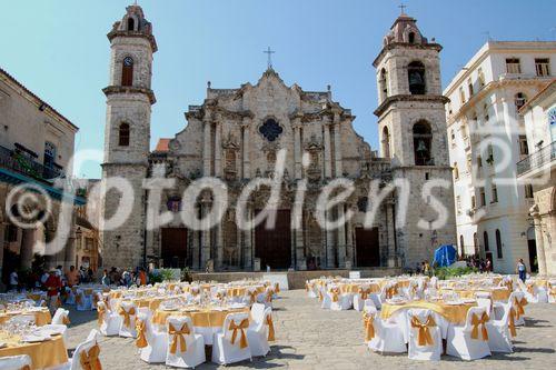 Kuba/Havanna Weltkulturerbe/UNESCO-world heritage: Mestizobarock-Kathedrale 17. Jahrhundert, Alt-Habana, Palästen der Grafen Lombrillo und  Arcos, Kolonialmuseum Restaurant El Patio, Platzes.Der älteste Markt- und Schauplatz UNESCO restauriert Kolonialstil; Architektur; Bausubstanz; Gebäude; Geschichte; Stil; Kunst; Kultur; Renovation; Sozialismus; Diktatur; Fidel Castro; Zuckerinsel, Cuba, Havanna-City, oldes church, mestizio-barock-style, restored palasts and colonial houses & monuments 