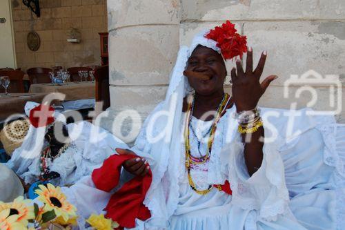 Raucher, Zigarren, Frauen, Alte kubanische Frau mit dicker, langer Kubanischer Zigarre im Mund in Havanna auf dem ältesten Markt- Schauplatz von La Habana vjecha im von der UNESCO restauriert Kolonialstil; Kuba/Havanna Weltkulturerbe/UNESCO-world heritage: Cuban women with a long thick cuban cigar.  Architektur; Bausubstanz; Gebäude; Geschichte; Stil; Kunst; Kultur; Renovation; Sozialismus; Diktatur; Fidel Castro; Zuckerinsel, Cuba, Havanna-City, old women smokig a big long cuban cigar in front of the restored colonial houses & monuments 
From the UNESCO
