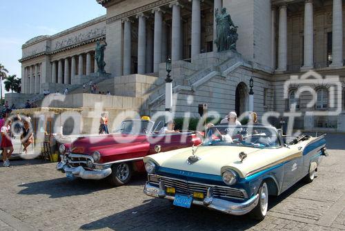 Beautyfull historic old cars in front of the Capitolio in Havanna: Kuba/Havanna Weltkulturerbe/UNESCO-world heritage: von der UNESCO restaurierte Kolonialstilgebäude; Architektur; Bausubstanz; Gebäude; Geschichte; Stil; Kunst; Kultur; Renovation; Sozialismus; Diktatur; Fidel Castro; Zuckerinsel, Cuba, Havanna-City, restored colonial houses & monuments from the UNESCO, Repression, Polizeistaat, Unterdrückung, Kommunismus, Revolution