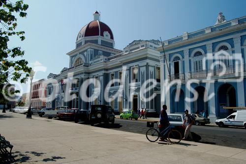 Kuba/Cienfuegos/Weltkulturerbe: Von der UNESCO restrauriertes Stadtviertel im Zentrum Cienfuegos mit den prächtigen Kolonialstilbauten; Architektur; Bausubstanz; Gebäude; Geschichte; Stil; Kunst; Kultur; Renovation; Sozialismus; Diktatur; Fidel Castro; Zuckerinsel, Cuba, City Cienfuegos, World heritage from the UNESCO restored wonderfull historical colonial buildings in the center of the cuban town, sightseeing, tourist attraction, city,