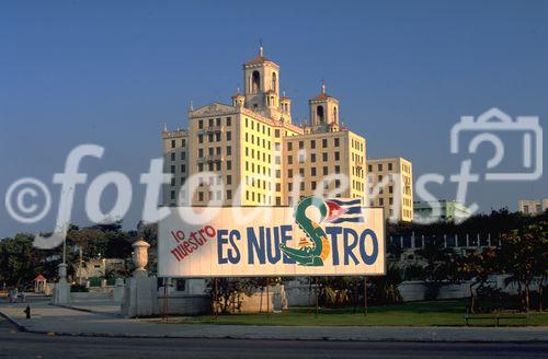 Kuba, Havanna, Malecon: Der Stolz der kubanischen Hotelerie, das Luxushotel El Nacional thront am Meeresufer, Bucht, Insel, sozialismus, Cuba, Havanna, Malecon, 
luxury Hotel El Nacional at the beachfront., tourists, guests, visitors