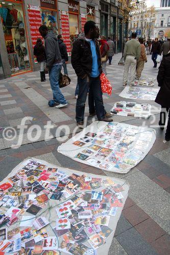 Illegale Uhren-Immitationen werden auf der Calle Arenal in MAdrid den PAssanten angeboten. Fake watches are sold illegaly on Calle Arenal in Madrids shopping mall