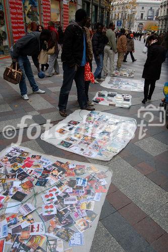 Illegale Machenschaften von Immigranten: Uhren-Immitationen werden auf der Calle Arenal in MAdrid den PAssanten angeboten. Fake watches are sold illegaly on Calle Arenal in Madrids shopping mall mainly through immigrants