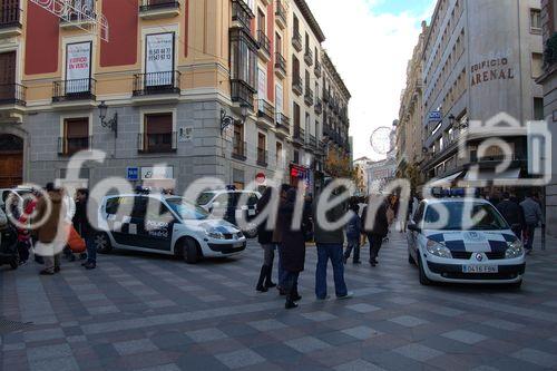 Viele Polizisten patroullieren in Madrids Zentrum über die Festtage wie hier in der Calle Arenal. Many police patroling around in Calle Arenal and the center of Madrid