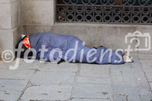 Obdachlose gibt es viele in Madrid. Die Armut trifft vorallem die MIgranten. In MAdrid are a lot of homeless-people, most often immigrants