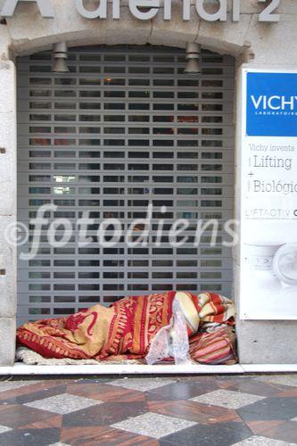 Obdachlose gibt es viele in MAdrid. Zumeist sind es MIgranten die Auf der Strasse schlafen. There are many homeless people, sleeping on Madrids streets