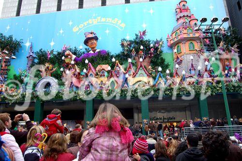 Ansturm auf die Weihnachtsparade beim Kaufhaus Cortes Ingles in Madrids Innenstadt: masses of families are watching the five o'clock Christmas-show on the Veranda of the Shopping mall El Cortes Ingles 