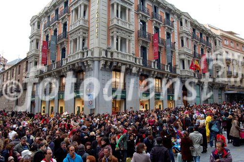 Ansturm auf die Weihnachtsparade beim Kaufhaus Cortes Ingles in Madrids Innenstadt: masses of families are watching the five o'clock Christmas-show on the Veranda of the Shopping mall El Cortes Ingles