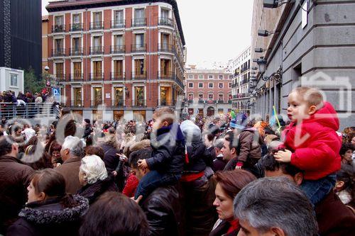 Ansturm auf die Weihnachtsparade beim Kaufhaus Cortes Ingles in Madrids Innenstadt: masses of families are watching the five o'clock Christmas-show on the Veranda of the Shopping mall El Cortes Ingles