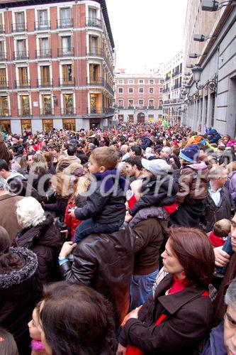 Ansturm auf die Weihnachtsparade beim Kaufhaus Cortes Ingles in Madrids Innenstadt: masses of families are watching the five o'clock Christmas-show on the Veranda of the Shopping mall El Cortes Ingles