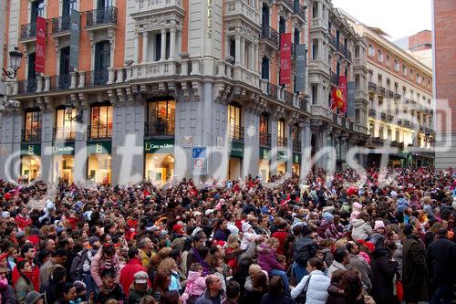 Massenauflauf vor dem Einkaufszentrum El Corte Ingles, wo die Madrilener Familien für das Fünfuhr-Werihnachts-Kinderschauspiel stehen. Hundreds of families in front of El Corte Ingles where the Christmas-show takes place