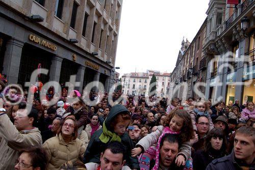 Ansturm auf die Weihnachtsparade beim Kaufhaus Cortes Ingles in Madrids Innenstadt: masses of families are watching the five o'clock Christmas-show on the Veranda of the Shopping mall El Cortes Ingles