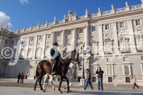 Der Königsplalast in Madrid mit einem Pferde-Polizisten, the royal palace in Madrid protected by a police on a horse