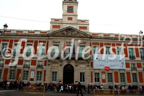 Treffpunkt der Madrilenen an Weihnachten:City-Hall in Madrid, Plaza del Sol, Meeting point of the Madrileons at the city hall at Plaza del Sol in Madrids center