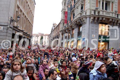 Massenauflauf vor dem Einkaufszenturm El Corte Ingles, wo die Madrilener Familien für das Fünfuhr-Werihnachts-Kinderschauspiel stehen. Hundreds of families in front of El Corte Ingles where the Christmas-show takes place 