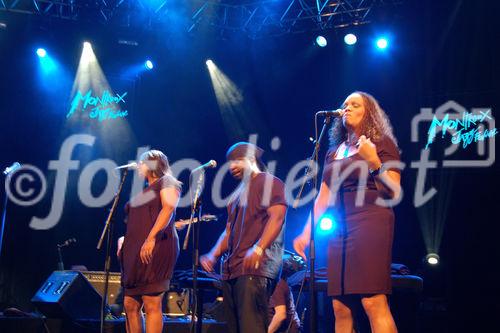 Chaka Khan SängerInnen Tiffany Smith, Mabvuto Carpenter und Antoinette Scruggs bei Auftritt am Jazz Festival Montreux. Chaka Khan backing vocals Tiffany Smith, Mabvuto Carpenter and Antoinette Scruggs performing at the Montreux Jazz Festival. 