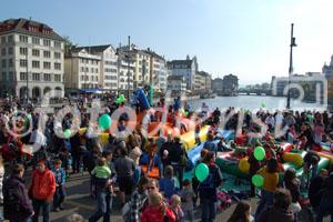 Am Züri-Mobil-Tag war Zürich's Innenstadt (Limmatquai + Urania-Brücke) verkehrsfrei zur Freude der Bevölkerung und der Kinder, die hier spielend auf der sonst vielbefahrenen Strasse spielen und herumtollen.