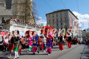 Schweiz, Zürich, Volksfest, Sechseläuten, Zünfte, Kinder-Umzug, Parade, Brauchtum, Kostüme, Folklore, Trommler, Musikanten, Handwerker, Ausländer, Integration, Immigranten, Toleranz, Multikulti, Flüchtlinge, Völker, Personen, Menschenmengen, Zuschauer, Migration, Einbürgerung, Thailänder, Thailand
Switzerland, Zürich, Sechseläuten-celebration, ceremony, folklore, tradition, costumes, children, thai-immigrants, integration, masses of people, 
