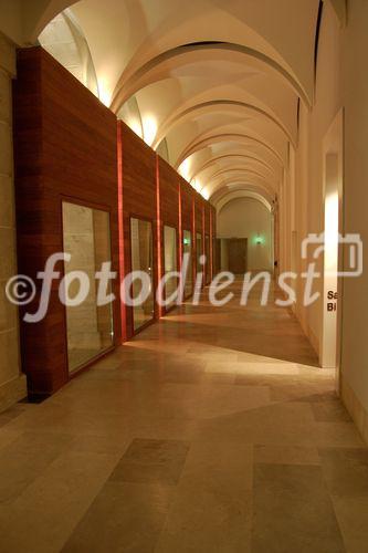 Fusion von Avantgarde und Geschichte: Der Innenhof des Dominkaner-Kloster in Alcala de Henares. The dominican monastry in Alcala de Henares has turned into a contempory Parador Hotel