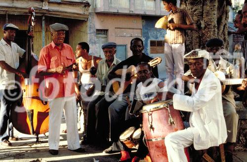 Kubanische Musiker, Personen, Perkussionist, Gitarist, Sänger, Gesang, Strassenszene, 
Cuban musicians playing on the street of Santiago de Cuba. The band became famous in the move and musical ......................................