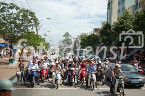 Vietnam: Saigon traffic millions of moped on their way through the streets of Saigon and hundrets of death per month within the daily ralley through the city.  
Jeden Tag strömen fahren Millionen von Vietnamesischen Mopefahren durch den Verkehr und setzen sich grossen Gefahren aus. Über 1000 Verkehrstote pro Jahr