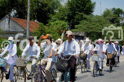 Vietnam: schoolgirls, schoolboys, children, education, street, bycicle, people, bus, traffic, transport, education, nature
Vietnam: Schüler und Schülerinnen zu Fuss oder per Fahrrad auf dem Heimweg, Strassen-Verkehr, Mädchen, Buben, Knaben, Schule, Schulweg, 