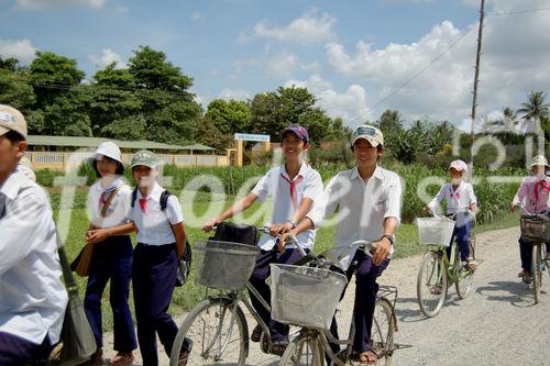 Vietnam: schoolgirls, schoolboys, children, education, street, bycicle, people, bus, traffic, transport, education, nature
Vietnam: Schüler und Schülerinnen zu Fuss oder per Fahrrad auf dem Heimweg, Strassen-Verkehr, Mädchen, Buben, Knaben, Schule, Schulweg, 