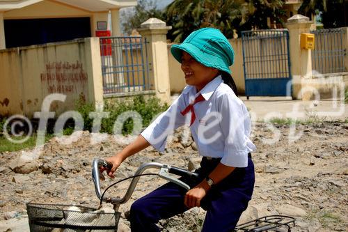 Vietnam: schoolgirl, children, education, street, bycicle, traffic, transport, education, 
Vietnam: Junge Schülerinn auf dem Fahrrad auf dem Heimweg, Strassen-Verkehr, Mädchen, Buben, Knaben, Schule, Schulweg, 