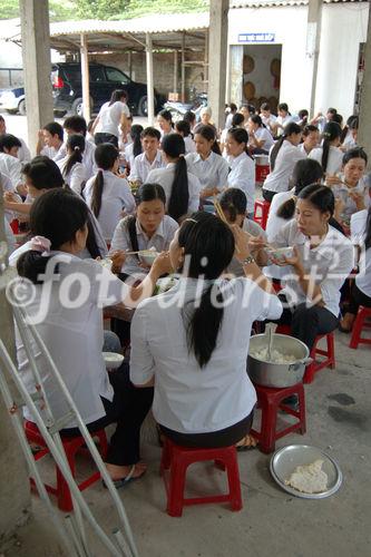 Vietnam-Kriegs-Opfer von Minen und „Clock Work Orange“-Einsätzen arbeiten in einem
privat organisiertem Zentrum (beim Mittagessen) für diese traumatisierten und handicapierten jungen Leute, 
die hier Kunsthandwerk, Mode, Bekleidung, Schuhe, Teller, Souveniers, Bilder, Malerei, verarbeiten und herstellen. 

Vietnam-war handicaped center between Hanoi and Halong Bay, where young vietnamese
people are having a chance to be integrated in a privat socal work aim program where there
produce local art, fashion, design, shows, accessiores. Here, there are having lunch together.
