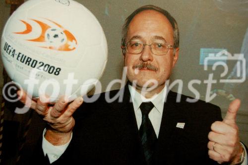 Bundesrat und Sportminister Samuel Schmid freut sich auf die Europa-Fussballmeisterschaft in der Schweiz. Sportminister Samuel Schmid is looking forward to the start of the european football championsship