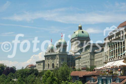 Bern hat sich für die Euro 2008 herausgeputzt: Das frisch renovierte Bundeshaus in Bern erstrahlt in neuem Glanz. Daneben befindet sich das Luxushotel Schweizerhof. Berns federal government-building has ben fresh renovated and in the forefront is the luxury hotel Schweizerhof