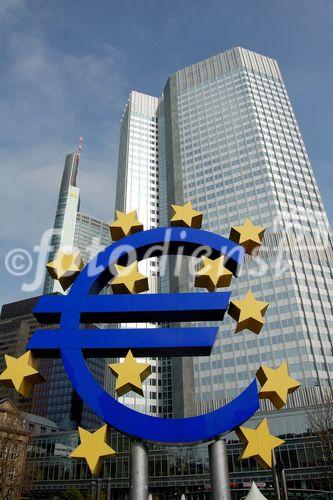 Der Höhenflug des Euro nimmt kein Ende. Finanzplatz Frankfurt: Europäische Zentralbank am Willy Brandt Platz. Geld, Euro, Devisen, Frankfurt-City: European Central Bank at Willy Brandt place. Euro, Money 