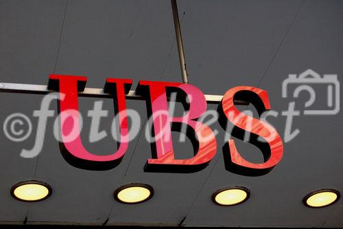 Logo beim eingang der UBS Bank HQ Hauptsitz, Paradeplatz, Zürich, Finanzbranche, Börse, Spekulation, Geldanlage, Reichtum, Verlust, Crash, Wertpapiergeschäft, Hypothekarzinse, Transaktionen.
Switzerland, Zürich, Paradeplatz UBS Bank HQ, Logo, entrance, financial district & luxury shopping mile, stock exchance, crash, money, transactions, gold, bonds, rich, poor,
