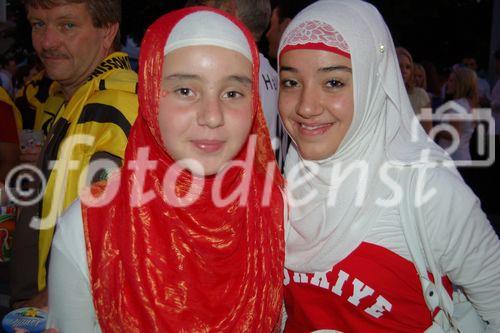 Auch zwei junge muslimische Türken-Mädchen mit Schleier sind unter den Fussballfans beim Spiel Türkei-Kroatien in der Fanzone von Zürich anzutreffen