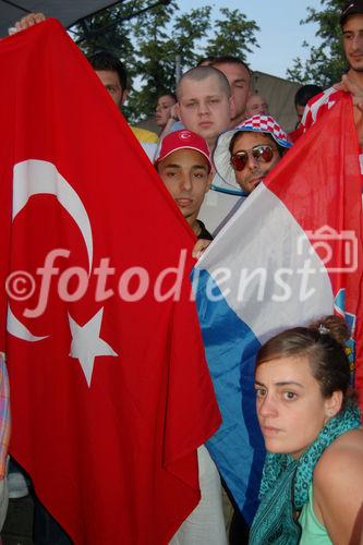 Türken-Fussballfans feiern in der Fanzone von Zürich an der Euro 2008 den Sieg ihrer Mannschaft