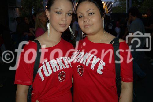 Zwei weibliche türkische Fussballfans feiern in der Fanzone von Zürich an der Euro 2008 den Sieg ihrer Mannschaft