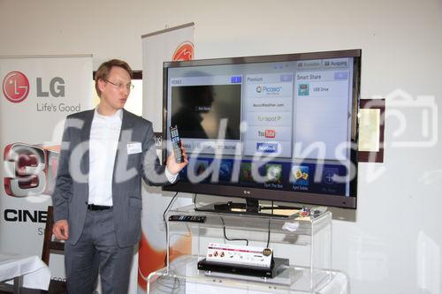 (c)fotodienst/Nick Morelli - Wien 12.07.2011 - In der heutigen Pressekonferenz tauchte Mobilfunker 3 gemeinsam mit Hersteller LG in die Welt der 3D-Technologie ein. Präsentiert wurden das weltweit erste 3D-Smartphone sowie das 3D TV-Gerät LG 32LW5500. - FOTO: Markus Monjau