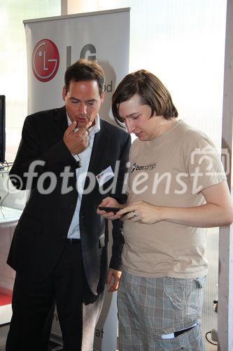 (c)fotodienst/Nick Morelli - Wien 12.07.2011 - In der heutigen Pressekonferenz tauchte Mobilfunker 3 gemeinsam mit Hersteller LG in die Welt der 3D-Technologie ein. Präsentiert wurden das weltweit erste 3D-Smartphone sowie das 3D TV-Gerät LG 32LW5500. - FOTO: Michael Heeger, Luca Hammer