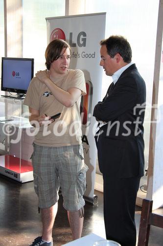 (c)fotodienst/Nick Morelli - Wien 12.07.2011 - In der heutigen Pressekonferenz tauchte Mobilfunker 3 gemeinsam mit Hersteller LG in die Welt der 3D-Technologie ein. Präsentiert wurden das weltweit erste 3D-Smartphone sowie das 3D TV-Gerät LG 32LW5500. - FOTO: Luca Hammer, Michael Heeger
