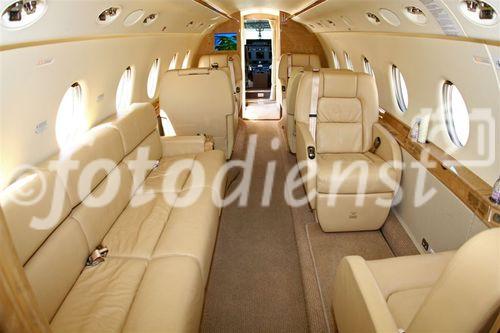 Business-Jet, Innendesign. Die Air-Taxi-Branche boomte 2008. Smarte Kaderleute können dank gecharterten Jets Zeit und Geld sparen, 