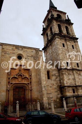 Die Magistral-Kathedrale steht an der Stelle, wo im Jahr 305 n. Chr.  die Kinder Justo und Pastor das Märthyrium erlitten. Die Kirche ist eines von 465 denkmalgeschützten Bauten der Universitätsstadt von MAdrid und Teil des Unesco-Weltkulturerbes