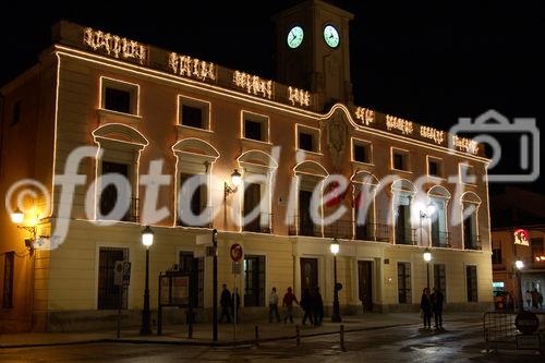 Das nachts beleuchtete Rathaus von Alcala de Henares steht im Zentrum der 465 denkmalgeschützen Bauten des Unesco-Weltkulturerbes, das die epochale Bedeutung der von Kardinal Cisneros gegründeten Universitätsstadt als Exponent der geistigen und akademischen Elite in der Renaissance belegt.